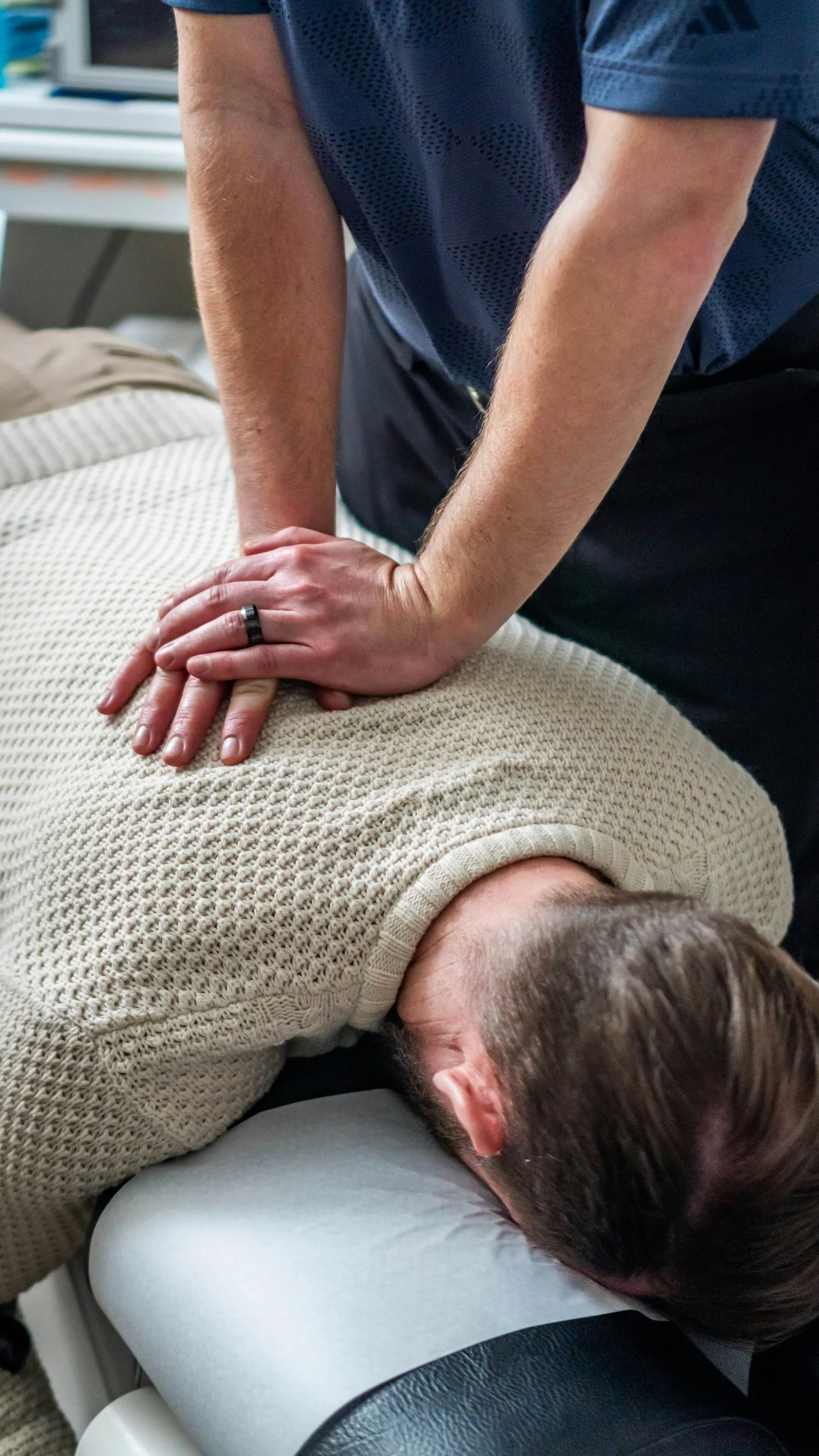 Naprapat behandlar en patients rygg i behandlingsrummet